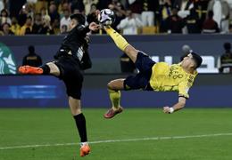 Ronaldo gây sốt với siêu phẩm ngả bàn đèn